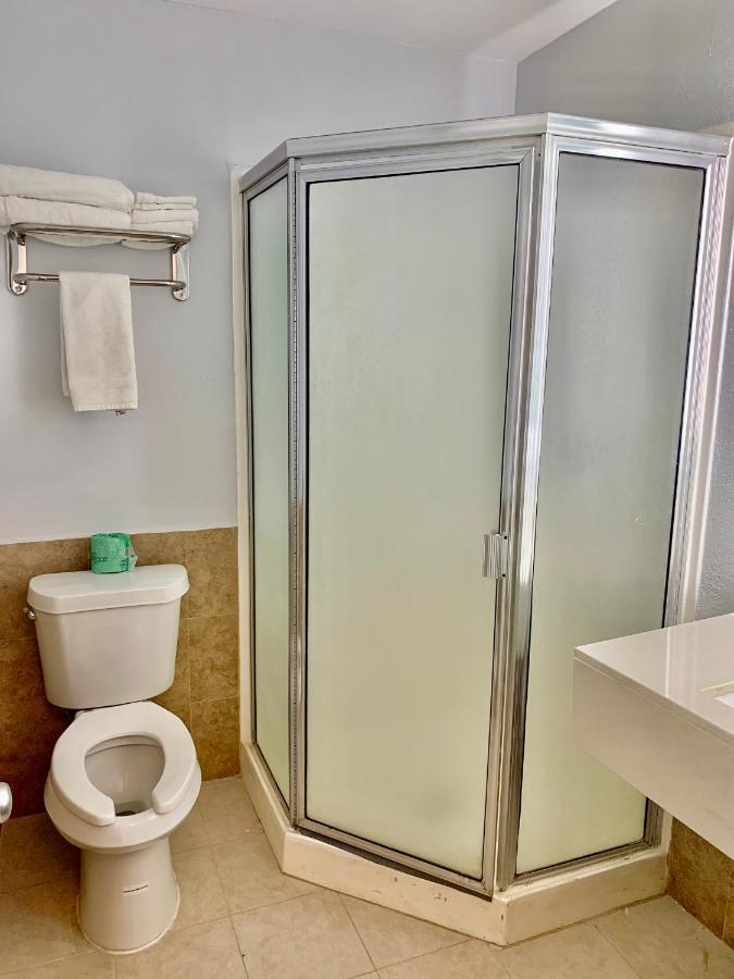 Rodeway Inn Midland Eksteriør billede